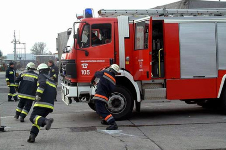 A dombóvári tűzoltók, a mentők és a KÖTÉL mentőszervezet segített a szakadékba esett személyen