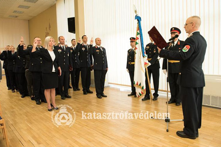 Négy új tűzoltó tiszttel bővült az állomány Tolna megyében