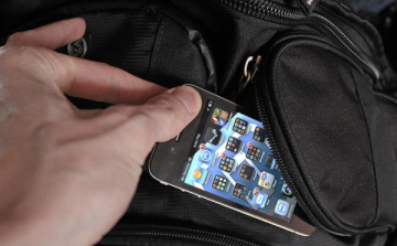 15 éves fiú lopott mobilt egy dombóvári rendelőintézetből