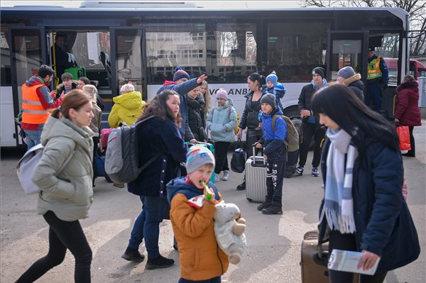 Mintegy tízezren érkeztek vasárnap Ukrajnából