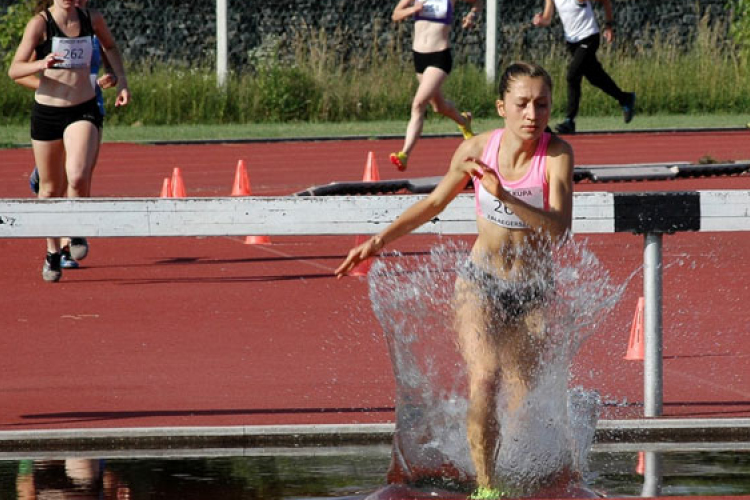 Tóth Lili Anna bejutott a 2000 méteres akadályfutás döntőjébe