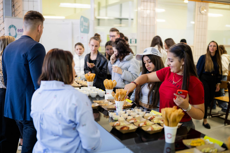 Így néz ki ma a menza: kóstolóval és edukatív előadással érkezett az Eatrend Suliprogram Dombóvárra