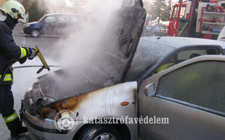 Kigyulladt egy autó Dombóváron