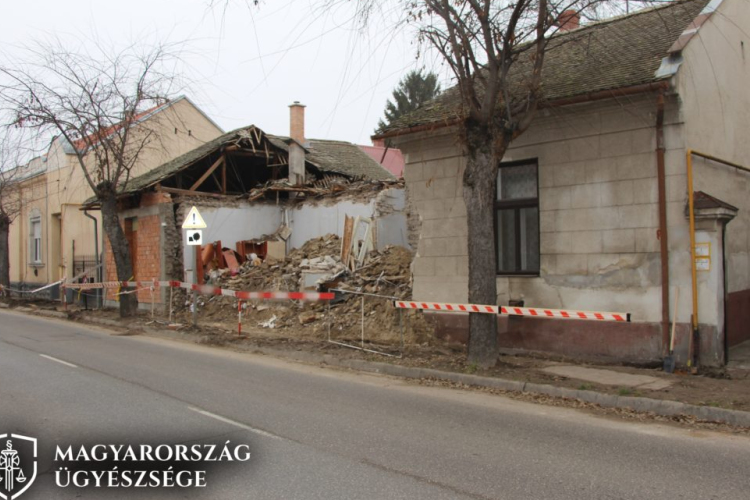 Munkagödör ásása közben összedőlt egy ház, a műszaki vezető fényképek alapján dolgozott