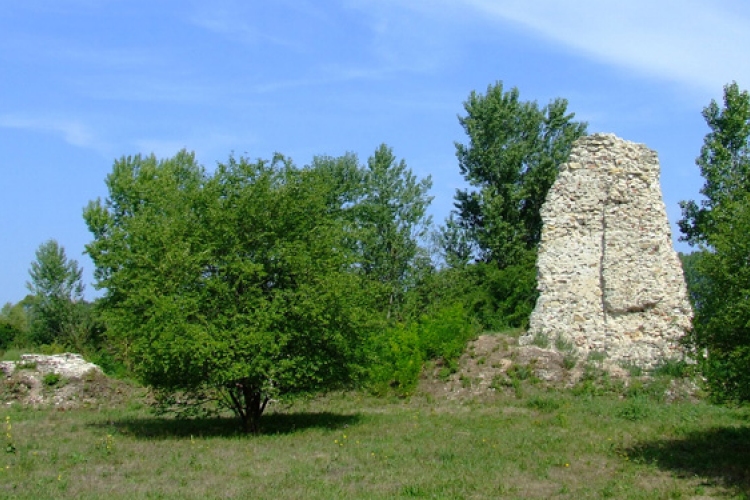 Feltárták a dombóvári vár középkori rétegét