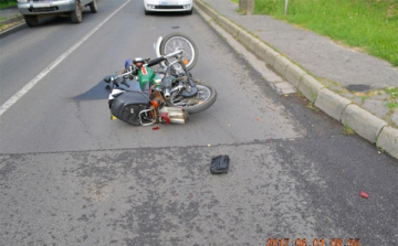 Autó és motorkerékpár ütközött Újdombóváron