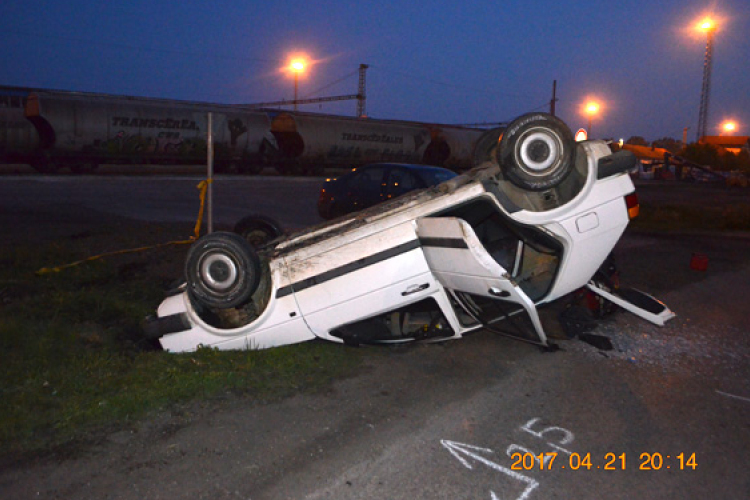 Megcsúszott és felborult egy autó Dombóváron 