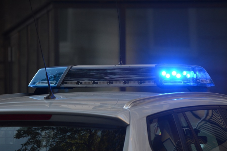 Bőröndbe bújtatva próbált átjuttatni a határon egy tinédzsert egy nő