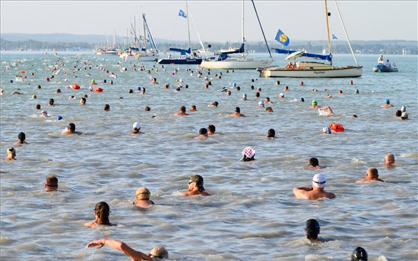 Újraélesztettek egy úszót a Balaton-átúszáson