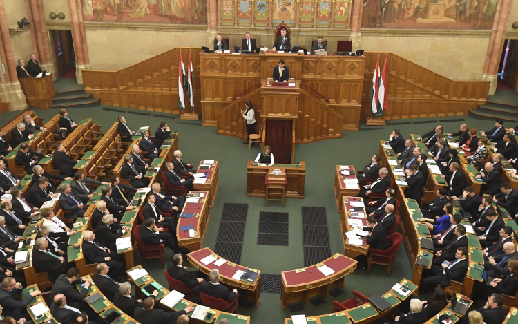 Több mint húsz kérdésre kell válaszolnia a kormánynak