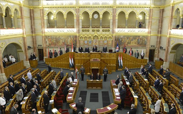 Huszonöt kérdésre kell válaszolnia a kormánynak