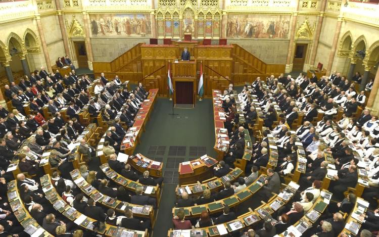 A magánélet védelméről és a választási szabályok módosításáról kezdődik vita a Parlamentben