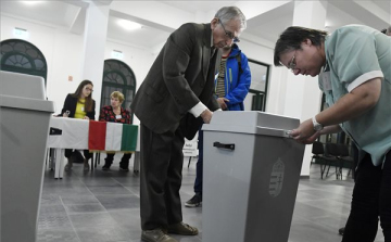 Két vagy három szavazólapot kapnak a választók