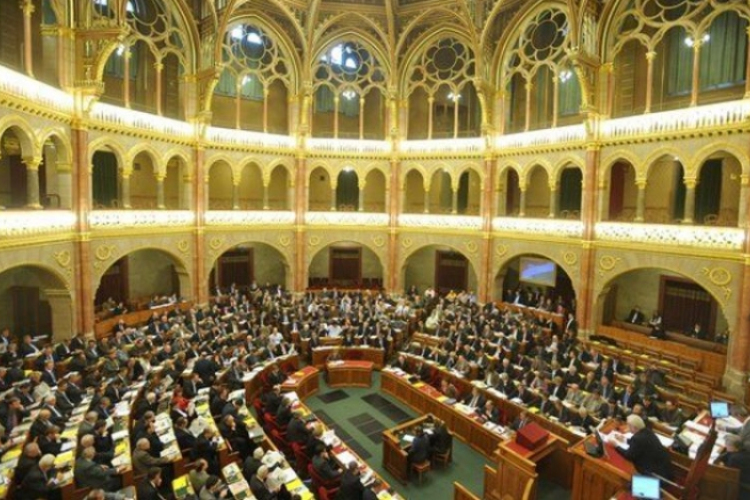 Rendkívüli ülést tart a parlament az ellenzék kezdeményezésére