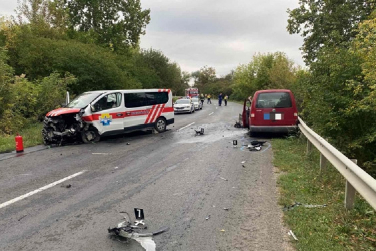 Betegszállító kisbusz ütközött egy szemből érkező autóval Kapospulánál