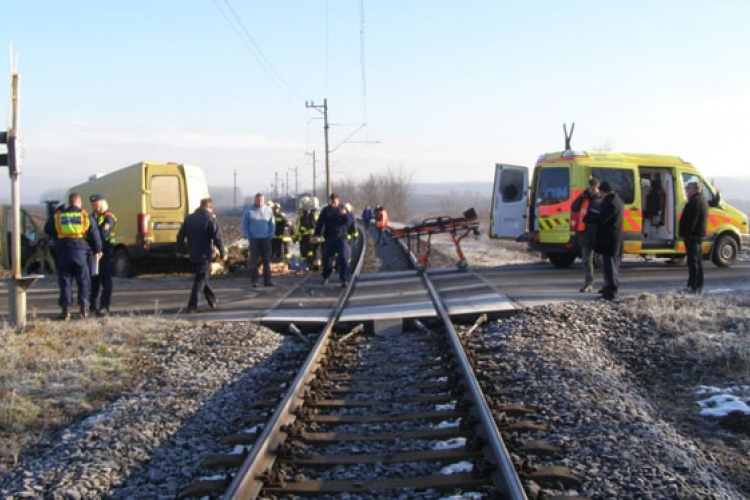 Tehervonattal ütközött egy furgon Dombóvár és Mágocs között 