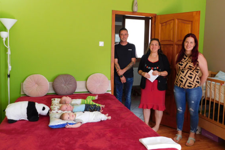 Ajándékutalvánnyal támogatja a város a hármas ikrek szüleit