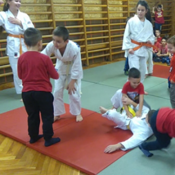 A Dombóvári Judo Klub a Szivárvány Oviban