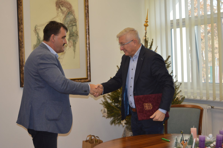 Megállapodás Dombóvár Város Önkormányzata és a Dombóvári Vállalkozói Egyesület között