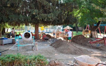 Folynak a felújítási munkák a Százszorszép Óvoda udvarán
