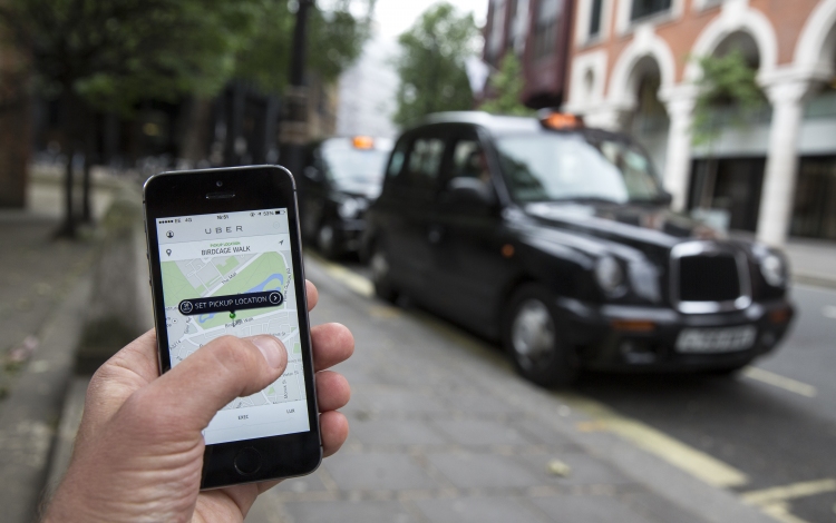 Százezrek írták alá az Uber londoni engedélyének megvonása elleni petíciót