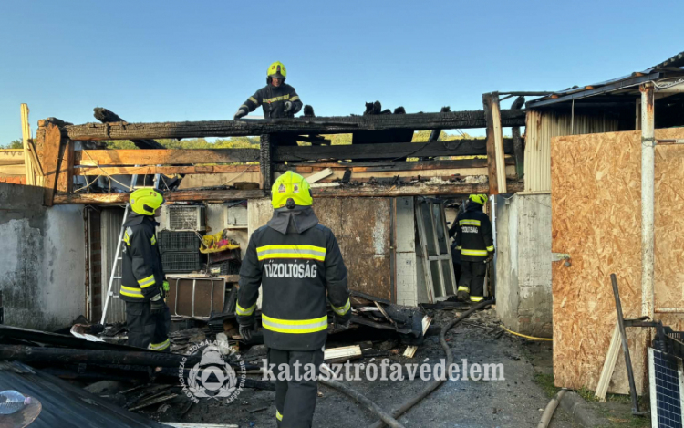 Lakóépület tűzesethez riasztották a tűzoltókat Dombóváron