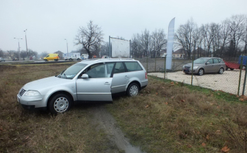 Autókereskedésből lopott autóval menekült