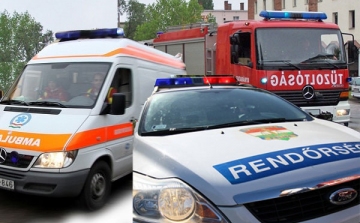 Két autó ütközött, majd az egyik egy villanyoszlopnak csapódott Újdombóváron