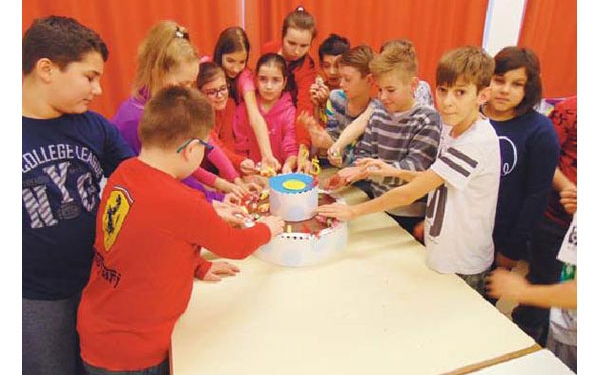 Belvárosis diákok tortája a Magyarországi Németek Hetilapjában