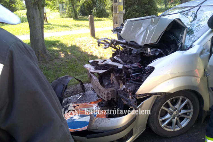 Traktor és autó ütközött össze Dombóváron (frissítve)