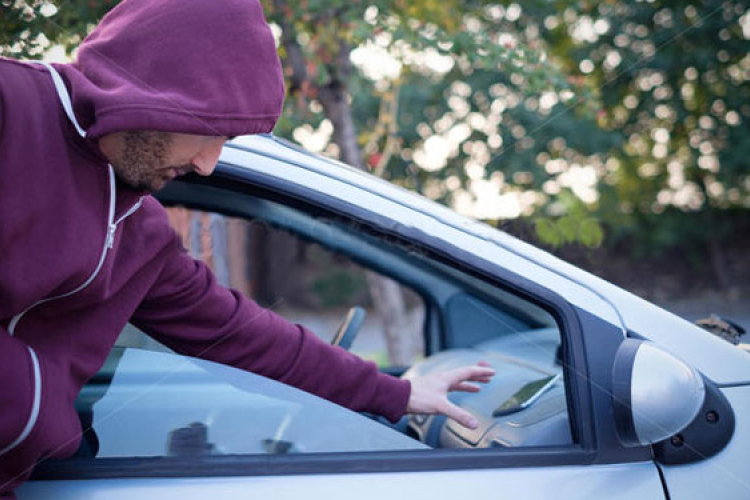 Oktató autóból lopták el a mobilját