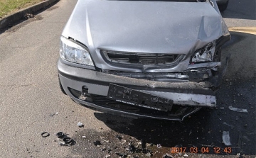 Két autó ütközött a gunarasi elágazónál